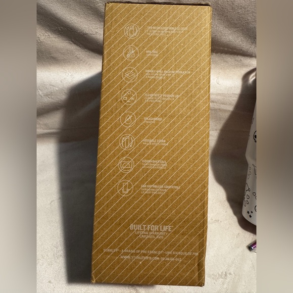 40oz Limited Edition Holographic and White Kuromi Stanley NIB - Picture 15 of 16